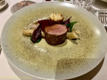 Restaurant Le Prieuré Saint-Géry - Filet pur de veau, jeunes navets, salsifis, tête de veau à la française, réduction de jus de veau