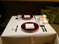 Restaurant Le Prieure Saint Gery - Une table du petit salon Restaurant Le Prieure Saint Gery - Une table du petit salon