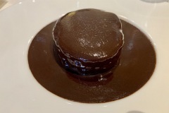 Restaurant Stirwen - Lièvre à la royale farci avec ses abats, truffes d'automne, foie gras et sauce liée au sang (cuit 40h dans une marinade au vin rouge corsé)