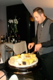 Restaurant Au Gré du Vent : Le sommelier Jean-Adelson Razée en action avec les fromages