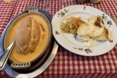 Bouchon lyonnais Le Musée - Quenelle de brochet, sauce Nantua Bouchon lyonnais Le Musée - Quenelle de brochet, sauce Nantua
