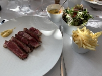 Brasserie Julie - Wagyu (225g), frites, salade, béarnaise Brasserie Julie - Wagyu (225g), frites, salade, béarnaise
