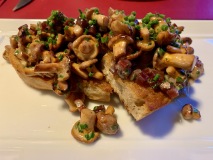 Le comptoir de l'eau vive - Toast de girolles Le comptoir de l'eau vive - Toast de girolles