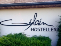 Hostellerie Gilain: entrée du restaurant