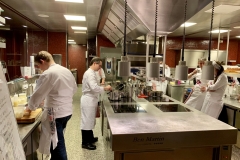 Quelques chefs dans les cuisines Quelques chefs dans les cuisines