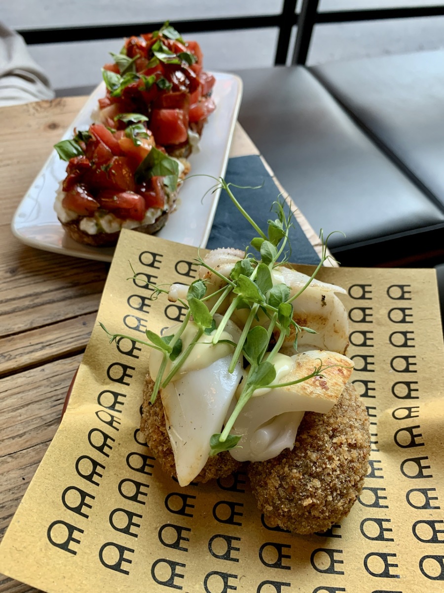 Croquettes de seiche, salade de petits pois et sauce aïoli ET Bruschetta aux tomates Beefsteak, tomates Datterini et burrata