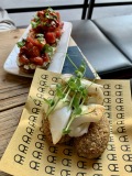 Croquettes de seiche, salade de petits pois et sauce aïoli ET  Bruschetta aux tomates Beefsteak, tomates Datterini et burrata