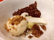 Ganache Chocolat blanc, espuma de cèpes, crumble aux amandes