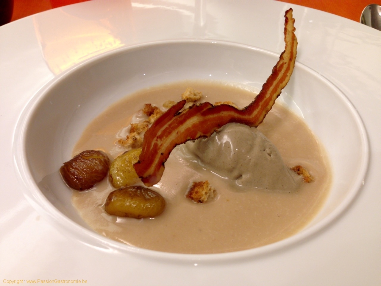 Velouté de châtaignes des Cévennes, croustillant de lard paysan, crème glacée aux trompettes de la mort