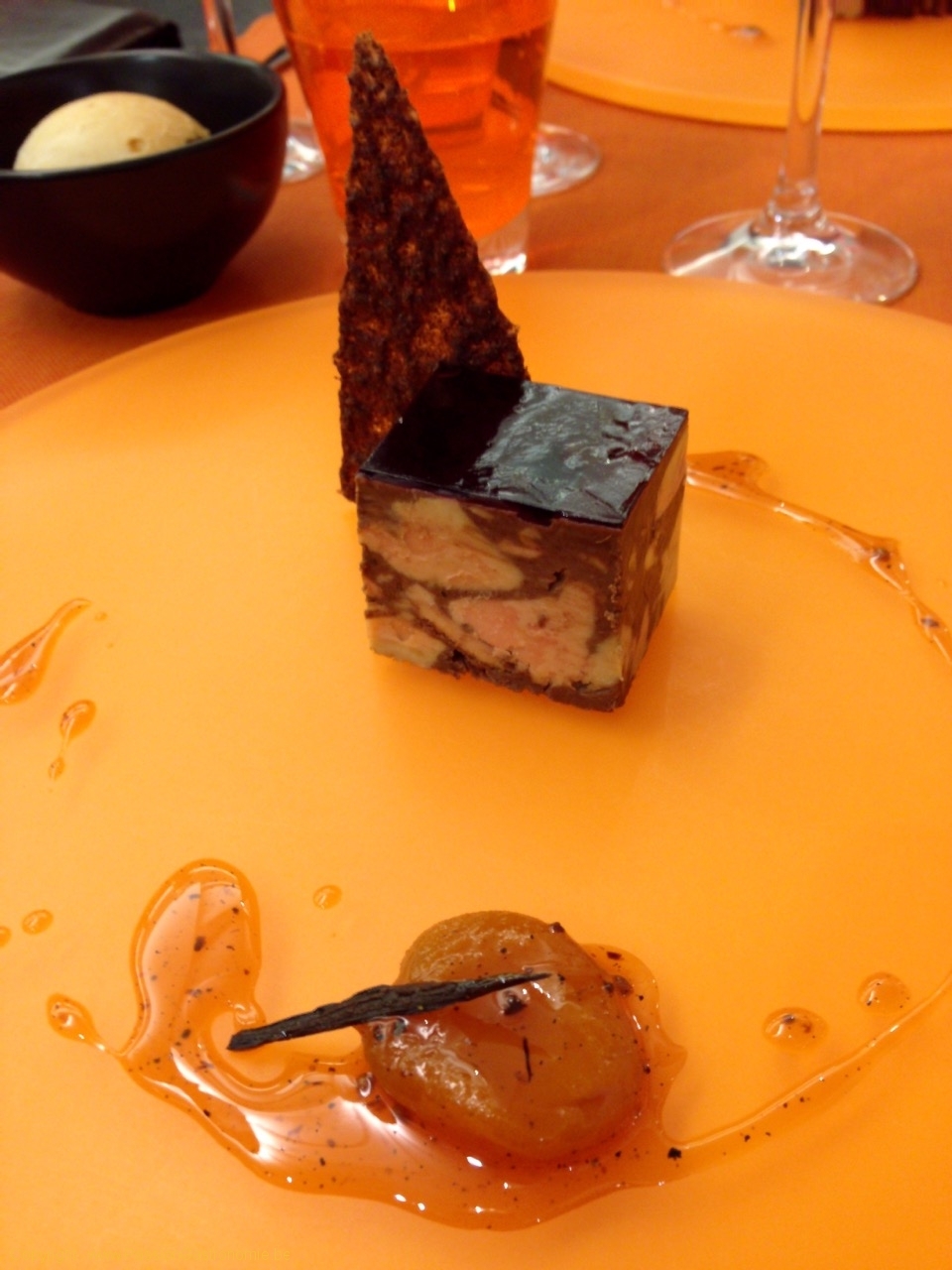 Cubisme de foie gras marbré au chocolat, mendiant de fruits secs, tuile au grué de cacao