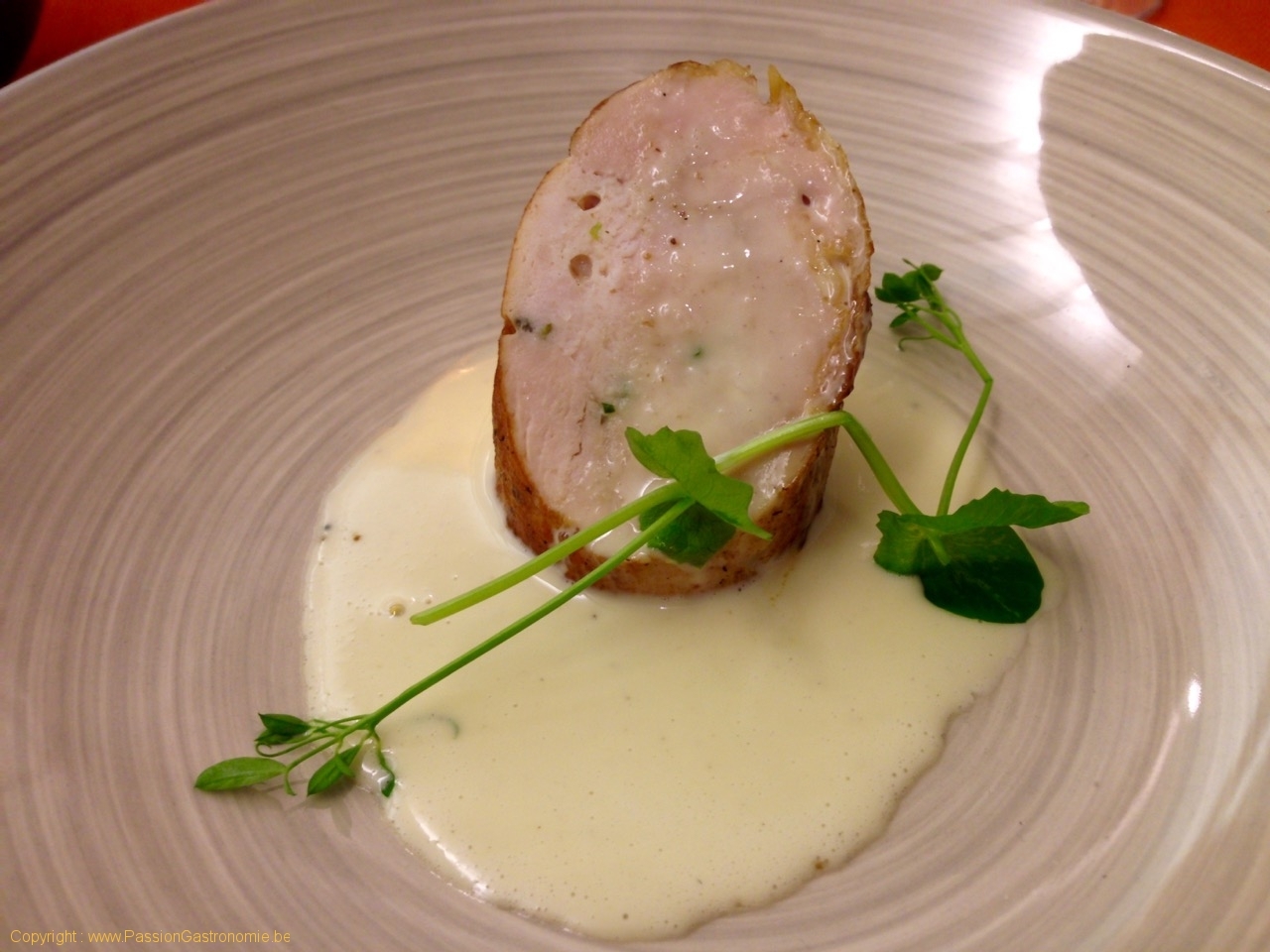 Roulade de volaille jaune, fleur de sel aux épices grillées, beurre à la sauge