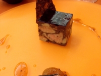Cubisme de foie gras marbré au chocolat, mendiant de fruits secs, tuile au grué de cacao