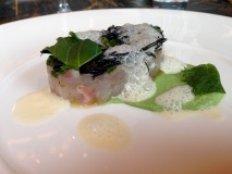 Tartare de bar, sauce au beurre blanc montée à l'huitre, shizo, algue nori