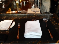 Place au comptoir au restaurant la Villa Emily à Bruxelles Place au comptoir au restaurant la Villa Emily à Bruxelles