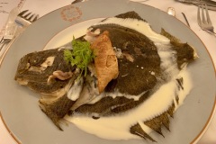 Les Grands Buffets à Narbonne - Turbot entier cuit au four Les Grands Buffets à Narbonne - Turbot entier cuit au four