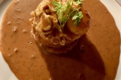 Les Grands Buffets à Narbonne - Oeuf poché, crème de champignons parfumée à la truffe Les Grands Buffets à Narbonne - Oeuf poché, crème de champignons parfumée à la truffe