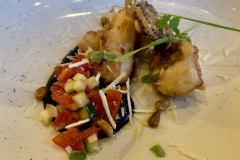 Restaurant Lucana -Poulpe en tempura, pomme de terre écrasée à l'encre de seiche et légumes, ricotta salée Restaurant Lucana -Poulpe en tempura, pomme de terre écrasée à l'encre de seiche et légumes, ricotta salée