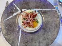 Restaurant L'Assiette Champenoise - Les oeufs sur le plat, bacon et herbes Restaurant L'Assiette Champenoise - Les oeufs sur le plat, bacon et herbes