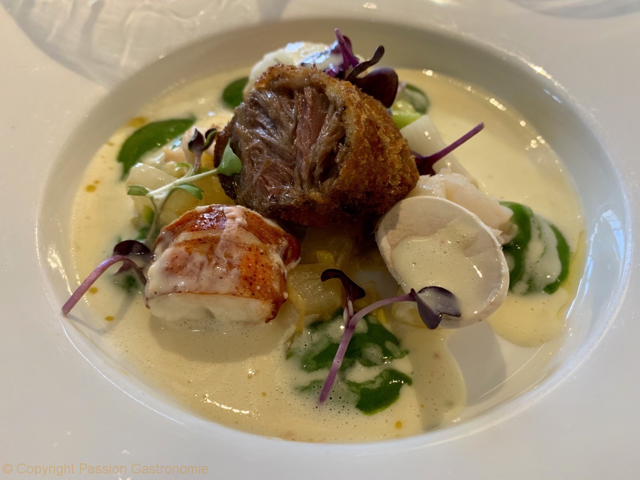 Restaurant Attablez-Vous - Joue de cochon ibérique et homard fondant, beurre citronné, oignons et persil