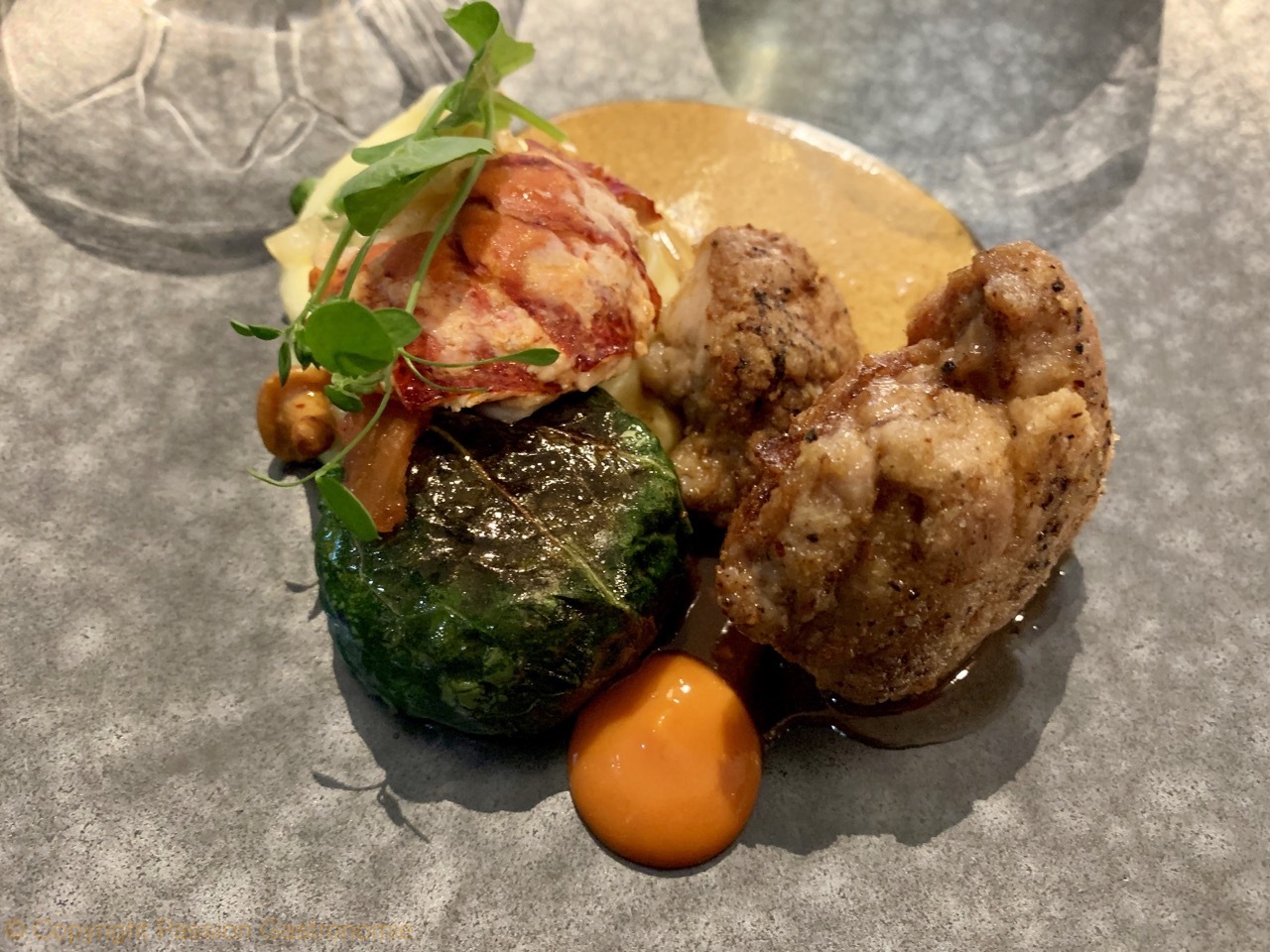 Restaurant Attablez-Vous - Ris de veau et queue de homard, jus lié au corail, girolles et bettes