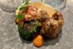 Restaurant Attablez-Vous - Ris de veau et queue de homard, jus lié au corail, girolles et bettes