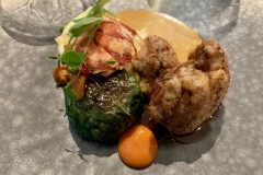 Restaurant Attablez-Vous - Ris de veau et queue de homard, jus lié au corail, girolles et bettes Restaurant Attablez-Vous - Ris de veau et queue de homard, jus lié au corail, girolles et bettes