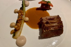 Restaurant Attablez-Vous - Agneau des Pyrénées en deux cuisson, haricots blancs, tomates confites, marjolaine
