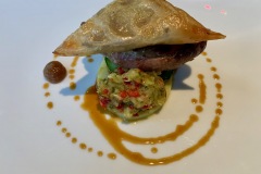 Restaurant Chai Gourmand - Pigeonneau d’Anjou: la poitrine rôtie, la cuisse en pastilla Courgette / datte / piquillos Restaurant Chai Gourmand - Pigeonneau d’Anjou: la poitrine rôtie, la cuisse en pastilla Courgette / datte / piquillos