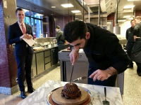 Restaurant Bozar - Le chef, Arnaud et la découpe du pithiviers Restaurant Bozar - Le chef, Arnaud et la découpe du pithiviers