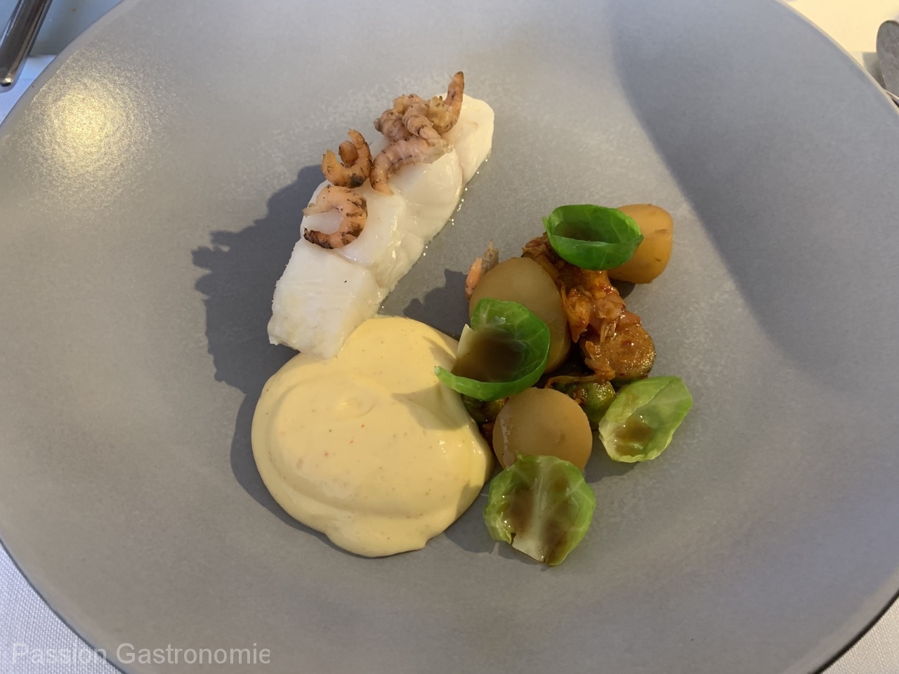 Restaurant Couvert Couvert - Lieu Jaune crevettes grises, piment, sauce hollandaise