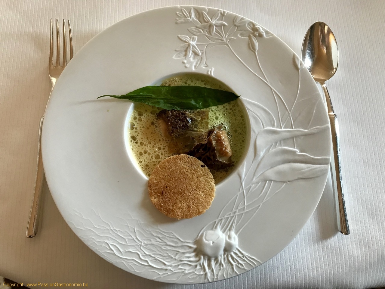 Restaurant Flocon de Sel - Morilles farcies, émulsion ail des ours, butternut et réglisse