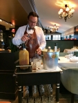 Restaurant Jardin - Geoffrey Adam préparant un cocktail Restaurant Jardin - Geoffrey Adam préparant un cocktail