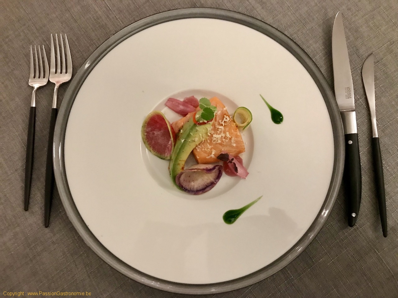 Restaurant La Ligne Rouge - Dos de saumon confit à l’huile d’olives, gel d’oignons rouges, déclinaison de radis, râpée de raifort, avocat