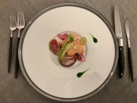 Restaurant La Ligne Rouge - Dos de saumon confit à l’huile d’olives, gel d’oignons rouges, déclinaison de radis, râpée de raifort, avocat Restaurant La Ligne Rouge - Dos de saumon confit à l’huile d’olives, gel d’oignons rouges, déclinaison de radis, râpée de raifort, avocat