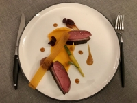 Restaurant La Ligne Rouge -Filet de canard de chez Burgaud, purée de carottes légèrement citronnées, condiment de dattes Medjoul, jus épicé