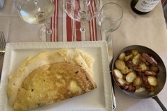 Restaurant La Mère Poulard - L'omelette de la Mère Poulard cuite au feu de bois Restaurant La Mère Poulard - L'omelette de la Mère Poulard cuite au feu de bois