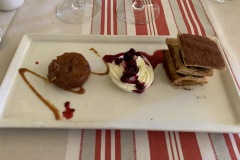 Restaurant La Mère Poulard - Assiette gourmande de desserts Restaurant La Mère Poulard - Assiette gourmande de desserts