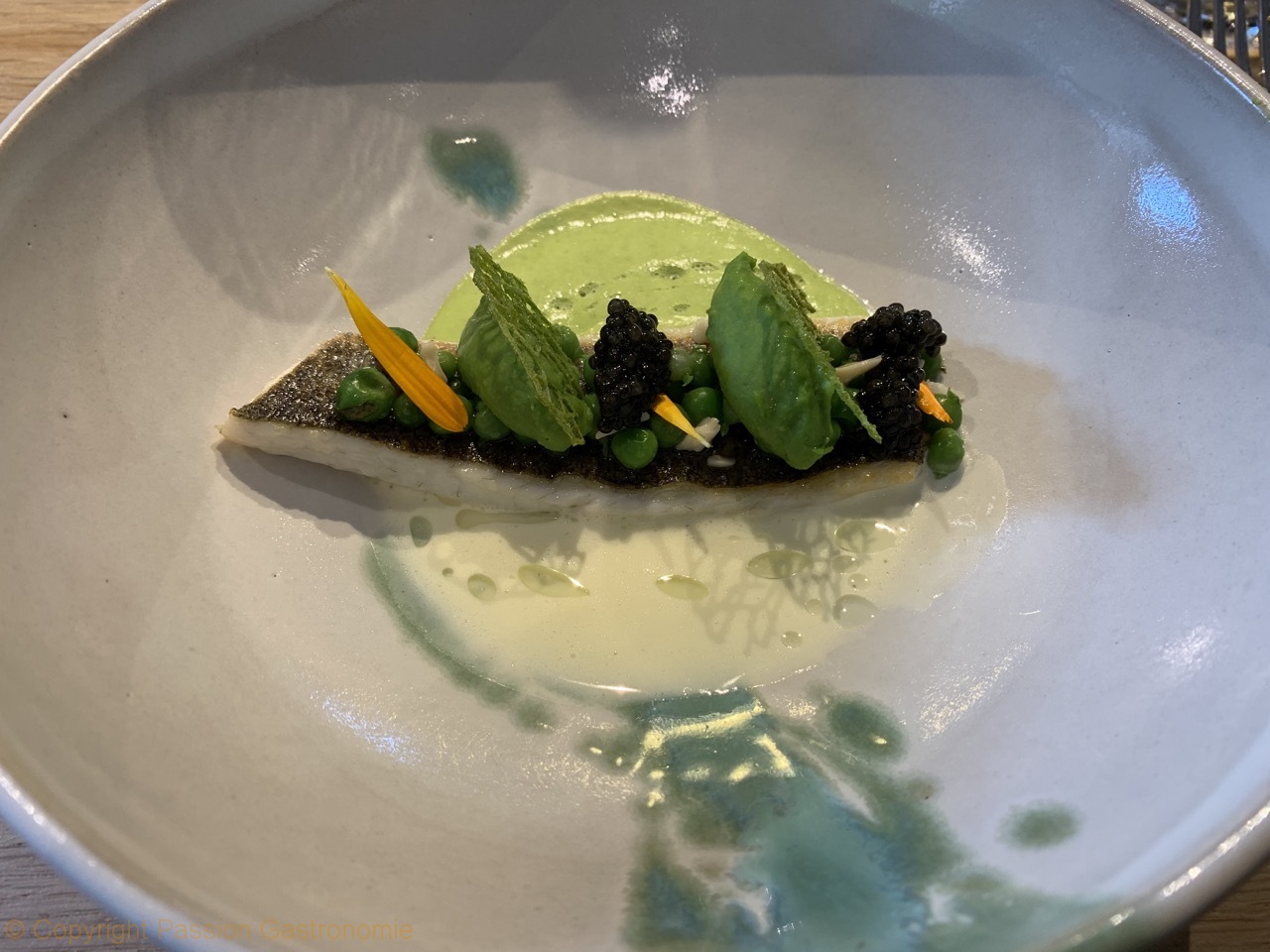 Restaurant Le Gastronome - Pêche du jour, crème de verveine, petits pois, amande (supplément Caviar 10€)