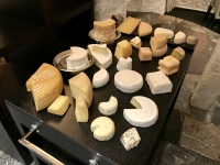 Restaurant Le Prieuré Saint-Géry - Chariot de fromages Restaurant Le Prieuré Saint-Géry - Chariot de fromages