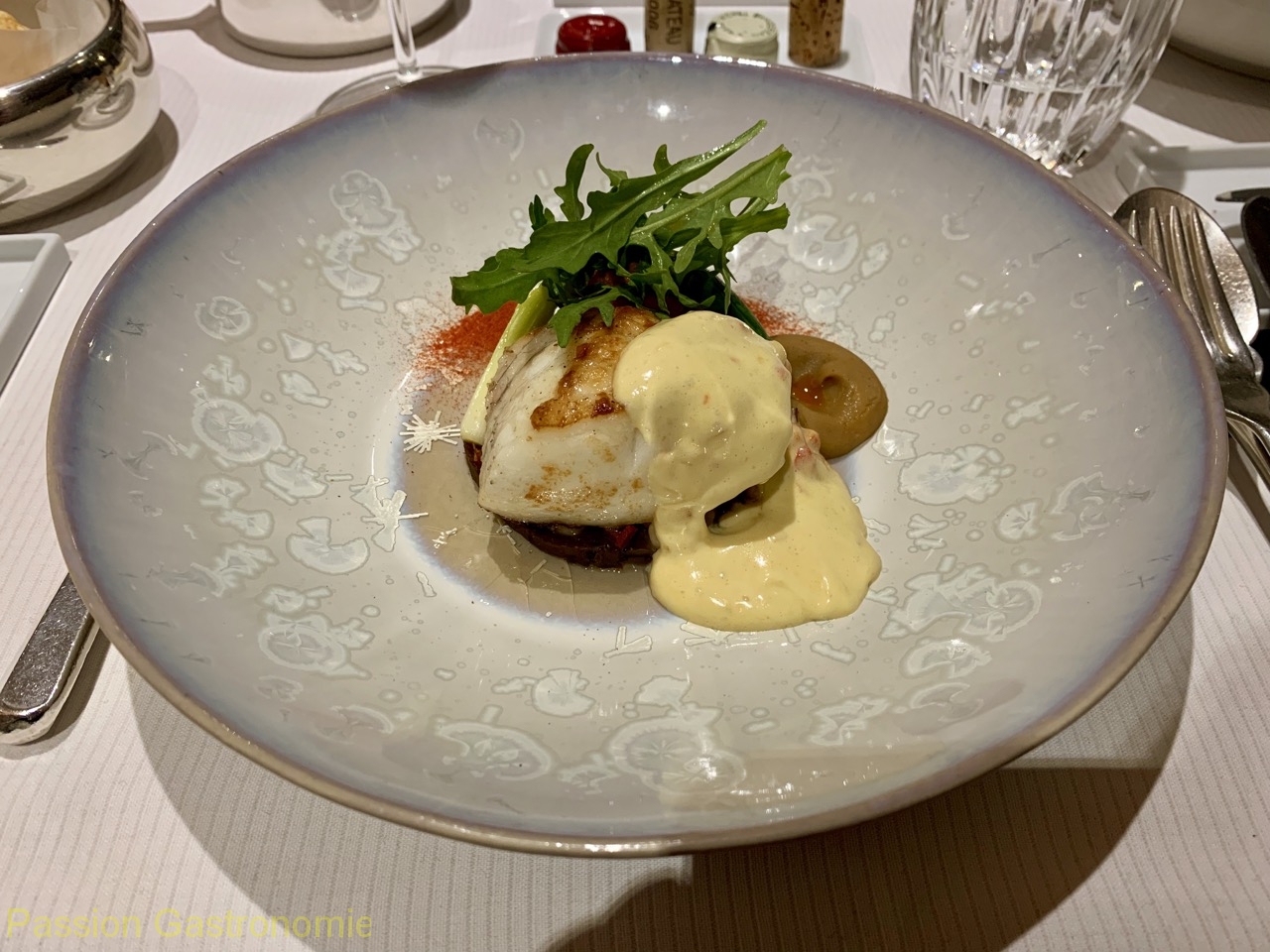 Restaurant Le Prieuré Saint-Géry - Turbot rôti aux saveurs méditerranéennes (chorizo, caviar d’aubergines légèrement citronné, houmous, coco de Paimpol) et son sabayon au poivron doux