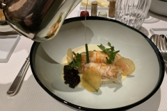 Restaurant Le Prieuré Saint-Géry - Langoustines royales, beurre blanc, caviar, mousseline de pommes de terre Restaurant Le Prieuré Saint-Géry - Langoustines royales, beurre blanc, caviar, mousseline de pommes de terre