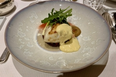 Restaurant Le Prieuré Saint-Géry - Turbot rôti aux saveurs méditerranéennes (chorizo, caviar d’aubergines légèrement citronné, houmous, coco de Paimpol) et son sabayon au poivron doux