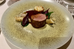 Restaurant Le Prieuré Saint-Géry - Filet pur de veau, jeunes navets, salsifis, tête de veau à la française, réduction de jus de veau Restaurant Le Prieuré Saint-Géry - Filet pur de veau, jeunes navets, salsifis, tête de veau à la française, réduction de jus de veau