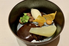 Restaurant Le Prieuré Saint-Géry - Dessert autour de l’agrume : clémentine pochée, sorbet thé noir menthe, crémeux de citron et orange sanguine, meringue française, meringue italienne, espuma de Kalamansi Restaurant Le Prieuré Saint-Géry - Dessert autour de l’agrume : clémentine pochée, sorbet thé noir menthe, crémeux de citron et orange sanguine, meringue française, meringue italienne, espuma de Kalamansi