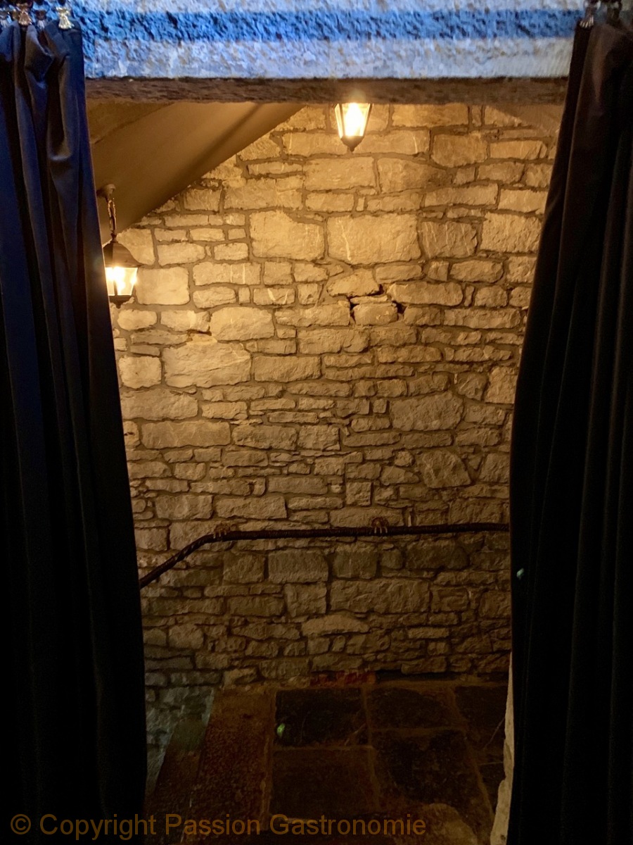Restaurant LOriginal - Les escaliers vers la salle