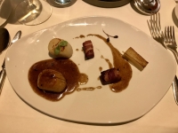 Auberge du Moulin Hideux - Saint-Jacques poêlées, mille feuille de pomme de terre, sauce périgourdine Auberge du Moulin Hideux - Saint-Jacques poêlées, mille feuille de pomme de terre, sauce périgourdine