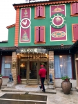 Restaurant Paul Bocuse - L'accueil par le groom Restaurant Paul Bocuse - L'accueil par le groom