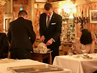 Restaurant Paul Bocuse - Découpe de la volaille en vessie "Mère Fillioux" Restaurant Paul Bocuse - Découpe de la volaille en vessie "Mère Fillioux"