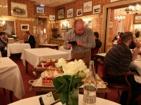 Restaurant Paul Bocuse - Impressionné, on se presse pour la photo