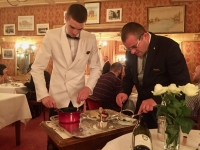 Restaurant Paul Bocuse - Préparation de la fricassée de volaille en salle Restaurant Paul Bocuse - Préparation de la fricassée de volaille en salle
